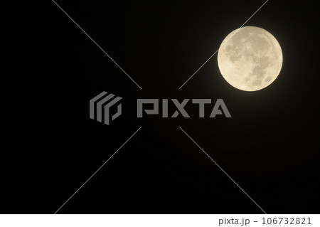 北杜市白州町、夜空に輝く八月の満月、スーパーブルームーン 北杜市白州町、夜空に輝く八月の満月、スーパーブルームーン 106732821