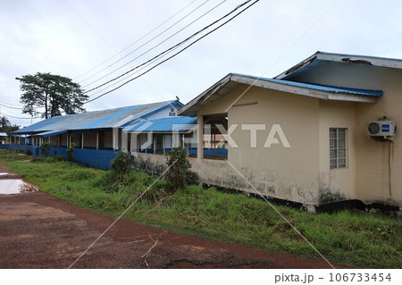 シエラレオネ共和国ラッカ政府病院（かつてエボラ隔離センターに使用された） 106733454