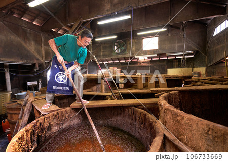 木桶仕込みで味噌醤油を作る醸造元の職人 伝統製法 蔵元 イメージ 木桶仕込みで味噌醤油を作る醸造元の職人 伝統製法 蔵元 イメージ 106733669