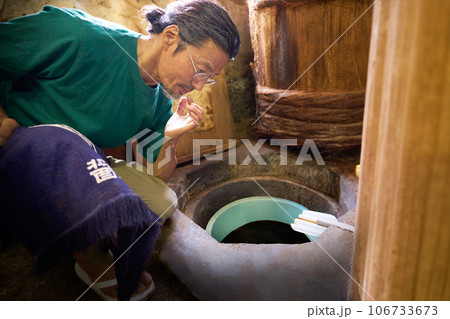 醤油の製造工場で味見をする職人 醤油の製造工場で味見をする職人 106733673