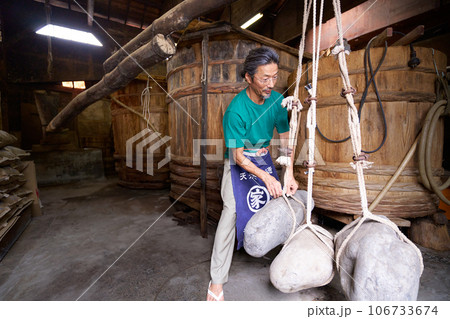 石の重りを使って諸味から醤油を絞り出す職人　伝統製法　蔵元　イメージ 106733674