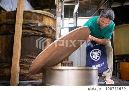 昔ながらの味噌醤油の醸造元で働く職人 106733679