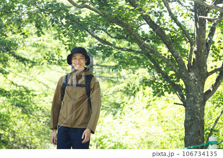 ハイキングを楽しむ若い男性 ハイキングを楽しむ若い男性 106734135