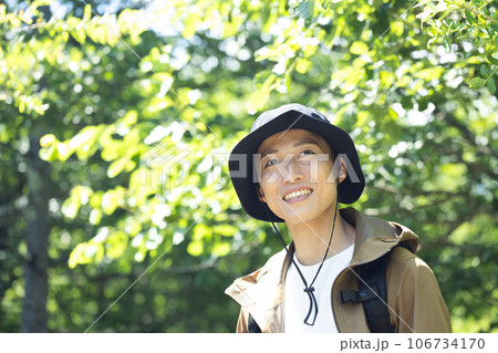 ハイキングを楽しむ若い男性 ハイキングを楽しむ若い男性 106734170