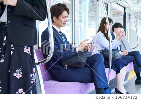 電車に乗車する男女 撮影協力「京王電鉄株式会社」 電車に乗車する男女 撮影協力「京王電鉄株式会社」 106734172
