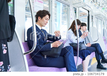 電車に乗車する男女 撮影協力「京王電鉄株式会社」 電車に乗車する男女 撮影協力「京王電鉄株式会社」 106734179