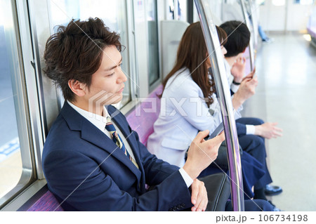 電車に乗車する男女　撮影協力「京王電鉄株式会社」 106734198