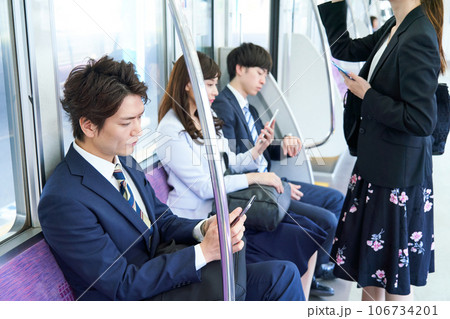 電車に乗車する男女 撮影協力「京王電鉄株式会社」 電車に乗車する男女 撮影協力「京王電鉄株式会社」 106734201