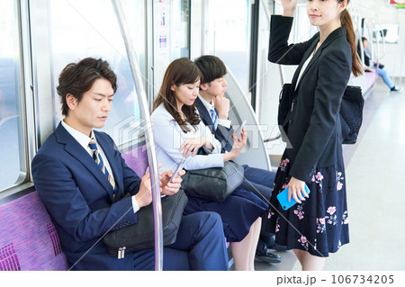 電車に乗車する男女　撮影協力「京王電鉄株式会社」 106734205
