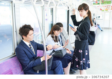 電車に乗車する男女 撮影協力「京王電鉄株式会社」 電車に乗車する男女 撮影協力「京王電鉄株式会社」 106734207