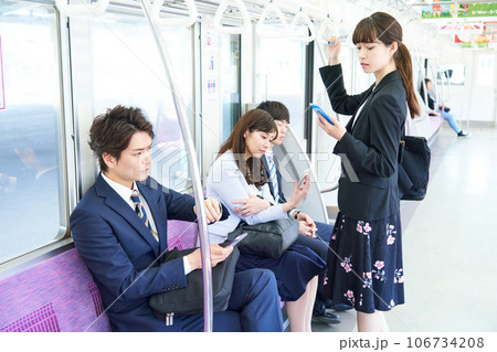 電車に乗車する男女 撮影協力「京王電鉄株式会社」 電車に乗車する男女 撮影協力「京王電鉄株式会社」 106734208