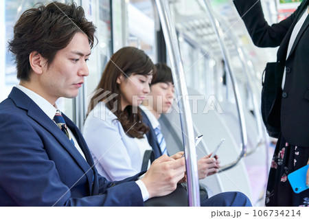 電車に乗車する男女　撮影協力「京王電鉄株式会社」 106734214