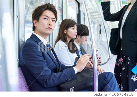 電車に乗車する男女　撮影協力「京王電鉄株式会社」 106734219