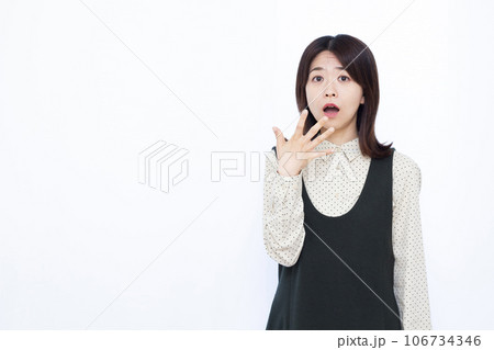 白い背景の前で驚いている30代の女性 106734346