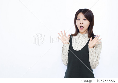 白い背景の前で驚いている30代の女性 106734353
