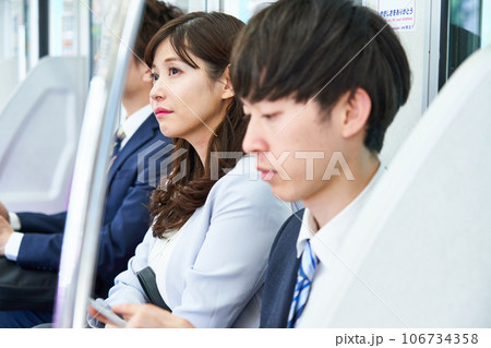 電車に乗車する男女　撮影協力「京王電鉄株式会社」 106734358