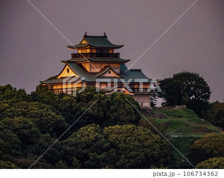夕陽に照らされた小牧山城 106734362