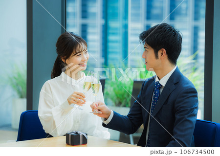 カップル 乾杯 レストラン カップル 乾杯 レストラン 106734500