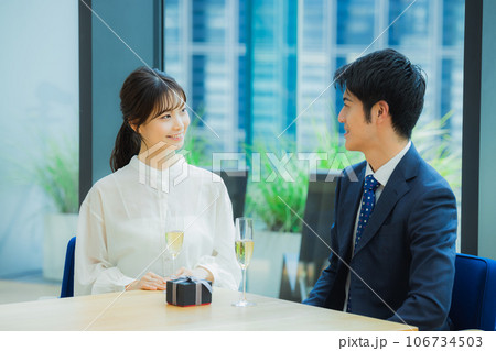 カップル　乾杯　レストラン 106734503