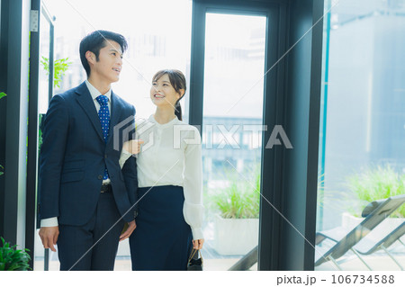 カップル　ショッピング 106734588