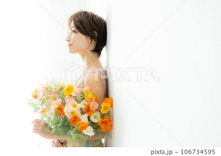 花束を持つ女性  106734595