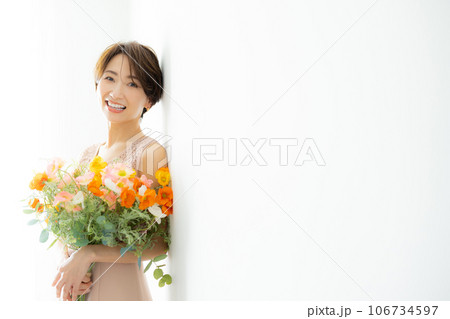 花束を持つ女性 花束を持つ女性 106734597