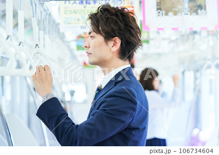 電車に乗車するスーツ姿の男性　撮影協力「京王電鉄株式会社」 106734604