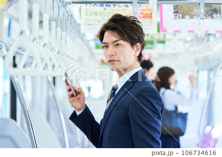 電車に乗車するスーツ姿の男性 撮影協力「京王電鉄株式会社」 電車に乗車するスーツ姿の男性 撮影協力「京王電鉄株式会社」 106734616