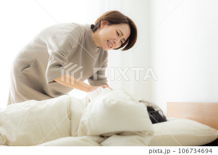 朝　ベッド　親子 106734694