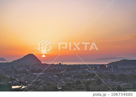 【陶芸の村広場展望台より萩市内を一望 (夕刻)】 山口県萩市椿東 106734880