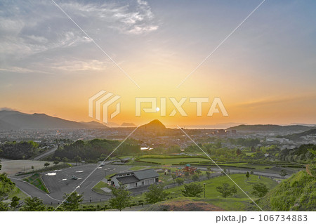 【陶芸の村広場展望台より萩市内を一望 (夕刻)】 山口県萩市椿東 【陶芸の村広場展望台より萩市内を一望 (夕刻)】 山口県萩市椿東 106734883