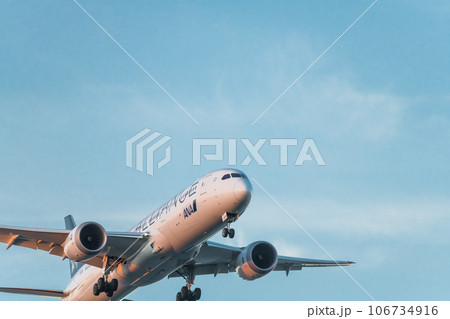 【夕日の城南島海浜公園上空から着陸態勢のANA機スターアライアンス】 106734916