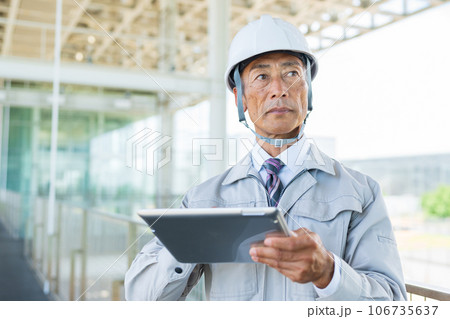 建設現場　ビジネスマン　タブレット 106735637