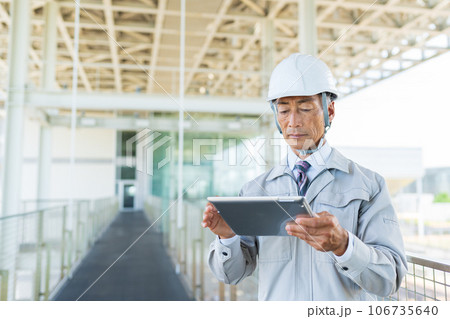 建設現場 ビジネスマン タブレット 建設現場 ビジネスマン タブレット 106735640