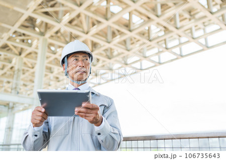 建設現場　ビジネスマン　タブレット 106735643