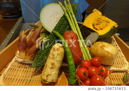 カラフルな夏野菜の盛り合わせ 106735653