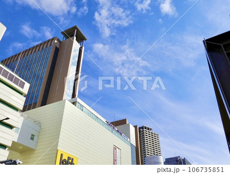 神戸三宮　阪急百貨店新館越しに神戸国際会館のビルが見える風景　神戸市中央区 106735851
