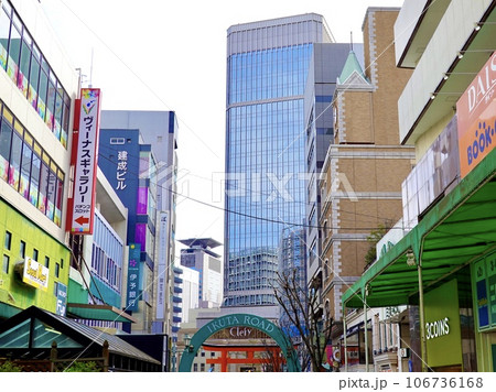 神戸　生田ロードの緑のアーチ越しに赤い鳥居と神戸朝日ビルが見える風景　神戸市中央区 106736168