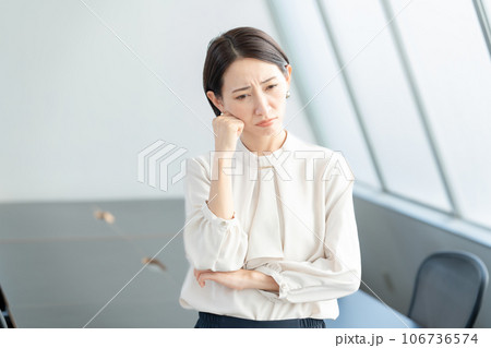 考えるビジネスウーマン 106736574