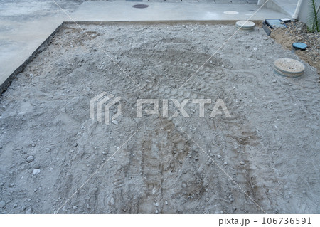 住宅の駐車場工事〜土間コンクリートの砕石敷詰め下地工事 住宅の駐車場工事〜土間コンクリートの砕石敷詰め下地工事 106736591