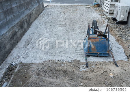 住宅の駐車場工事〜土間コンクリートの砕石敷詰め下地工事 住宅の駐車場工事〜土間コンクリートの砕石敷詰め下地工事 106736592