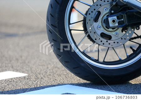 バイクのタイヤ　イメージ 106736803