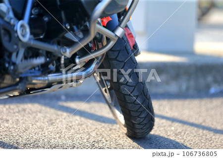 バイクのタイヤ　イメージ 106736805