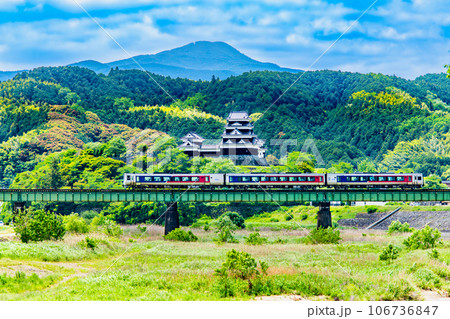 予讃線 大洲城をバックに肱川橋梁を渡る特急宇和海 予讃線 大洲城をバックに肱川橋梁を渡る特急宇和海 106736847