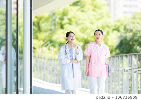 病院で働く看護師と女性医師 病院で働く看護師と女性医師 106736909