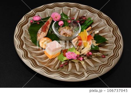 料亭で出される料理　前菜　甘海老と数の子松前　ふぐ一夜干し 106737045
