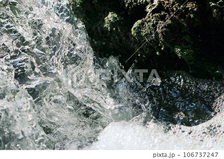 苔むした石の間から流れ落ちる清らかな沢の水と滝壺のモノトーンなイラスト風レタッチ加工写真。 106737247