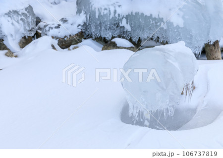 北海道_凍りつく屈斜路湖と飛沫氷の風景 106737819