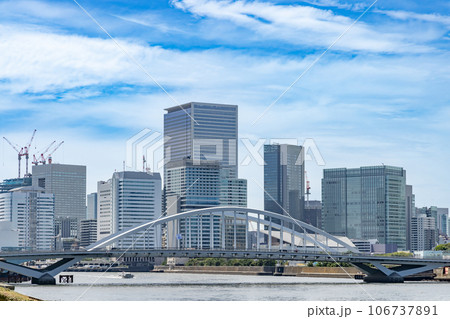 水辺に建つ都会のビル群 106737891