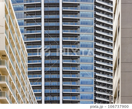 都会に建つ巨大なビル群 都会に建つ巨大なビル群 106737900